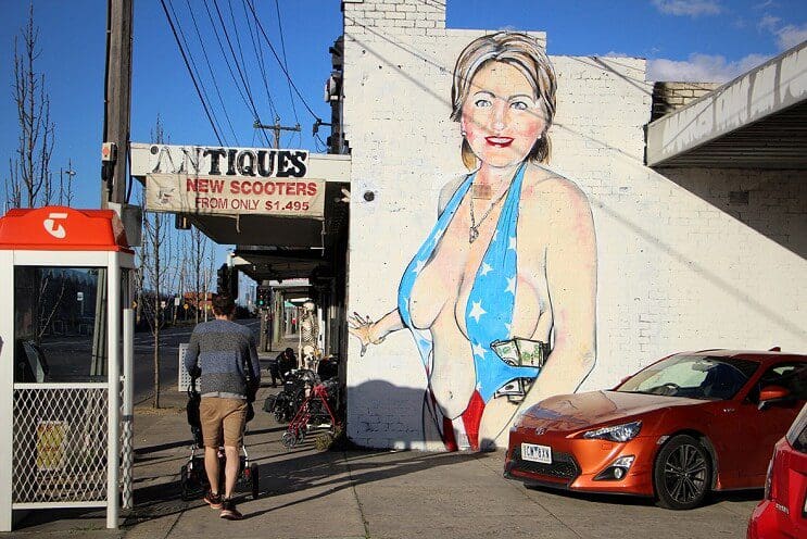 Ingeniosa respuesta de artista ante petición de borrar el mural de Hillary Clinton con bikini