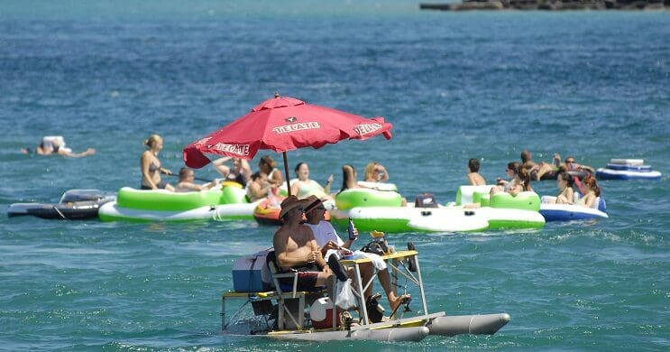 Miles de estadounidenses alcoholizados invaden Canadá con sus flotadores 04