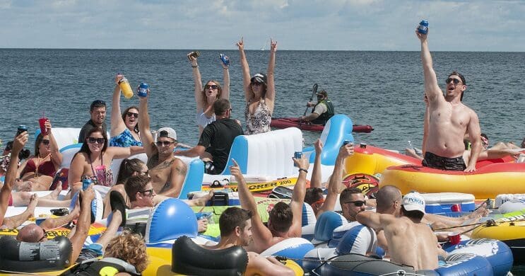 Miles de estadounidenses alcoholizados invaden Canadá con sus flotadores 05