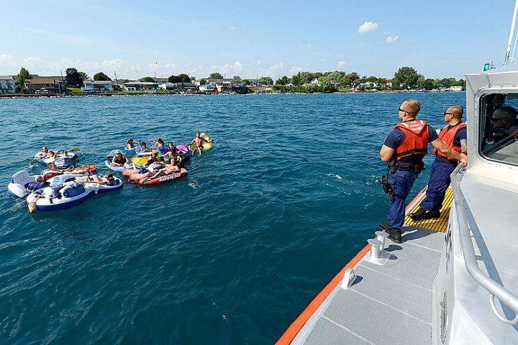 Miles de estadounidenses alcoholizados invaden Canadá con sus flotadores 06