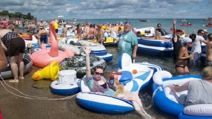 Miles de estadounidenses alcoholizados invaden Canadá con sus flotadores 11