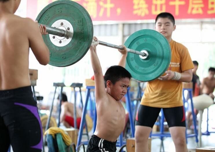 Niños China pesas