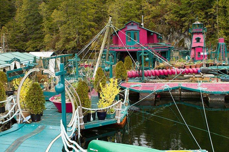 Pareja dedica 24 años a construir su hogar en una isla flotante 3