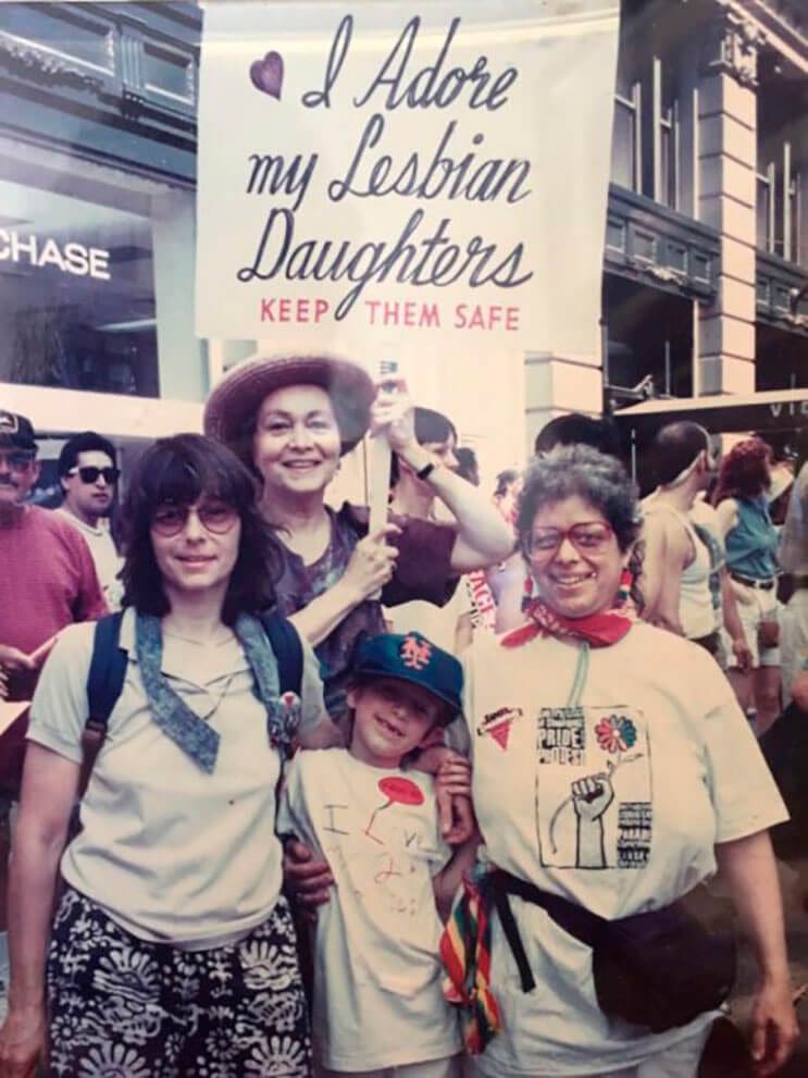 abuela-esta-mas-que-orgullosa-de-sus-hijas-lesbianas-y-lo-muestra-hace-30-anos-de-esta-manera-4