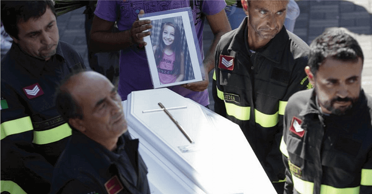 Bomberos encontraron a una niña muerta y lo que había debajo de ella les rompió aún más el corazón giulia