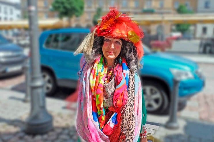 esta-mujer-que-vive-en-la-calle-se-ha-convertido-diva-y-sensacion-en-internet-2
