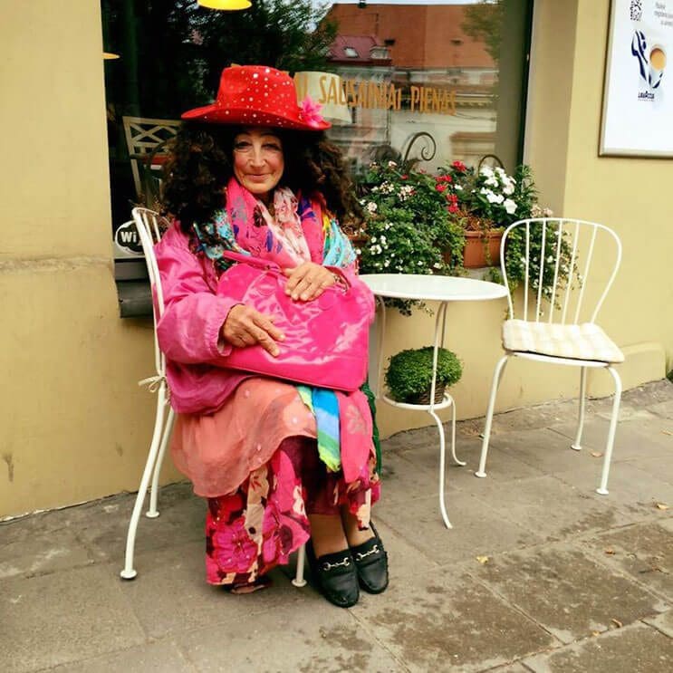 esta-mujer-que-vive-en-la-calle-se-ha-convertido-diva-y-sensacion-en-internet-5