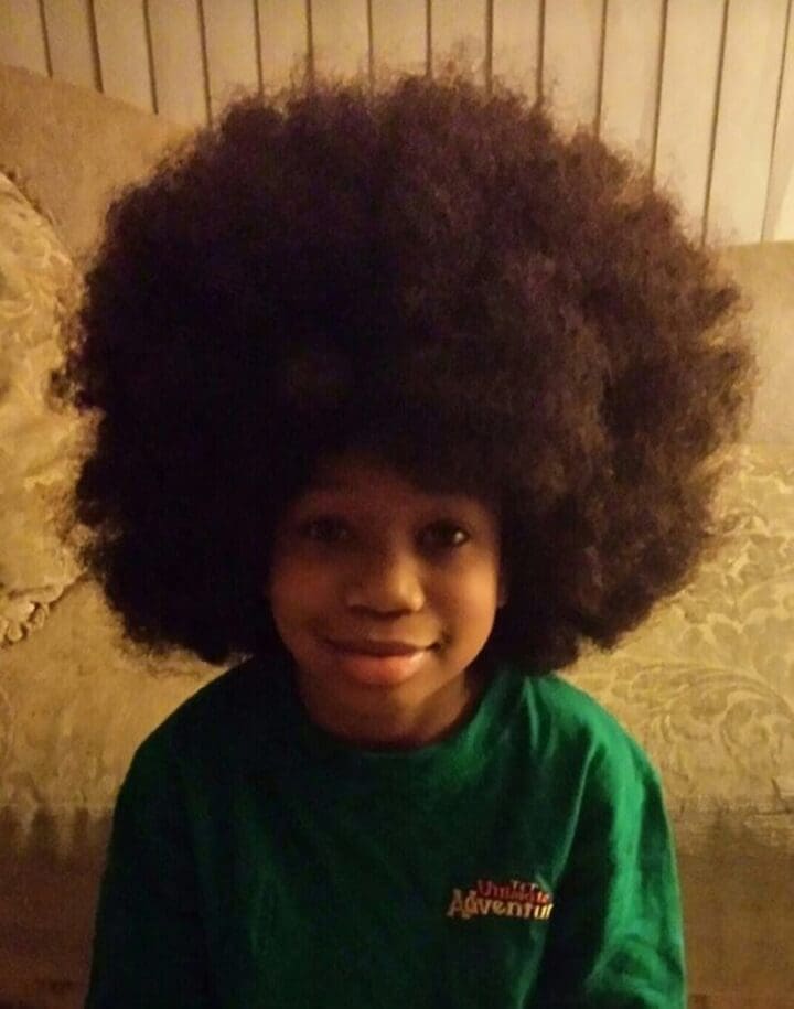 este-chico-dejo-crecer-su-cabello-por-dos-anos-para-ayudar-a-ninos-con-cancer-afro