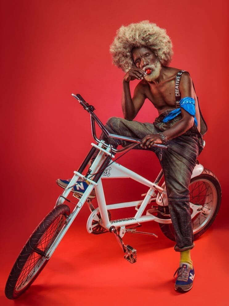 fotografias-que-muestran-a-los-abuelos-fanaticos-del-hip-hop-en-nairobi-bicicleta