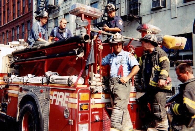 la-historia-de-este-actor-tras-el-911-lo-convierte-es-un-heroe-en-la-vida-real-carro-bombero