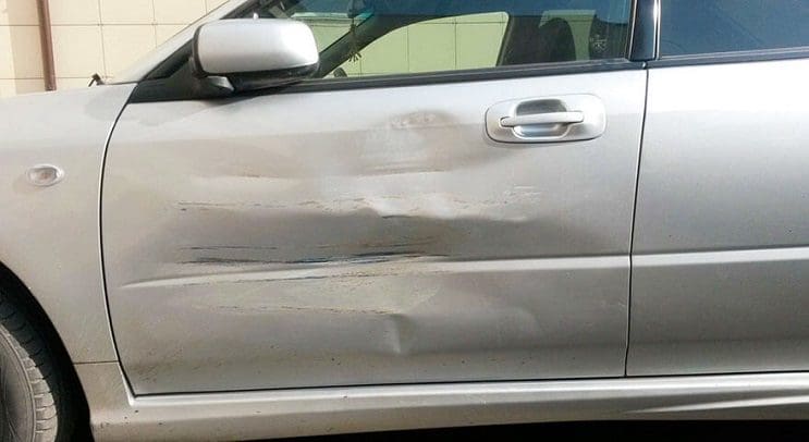 la-manera-mas-artistica-y-original-de-solucionar-los-golpes-en-tu-carro-lado