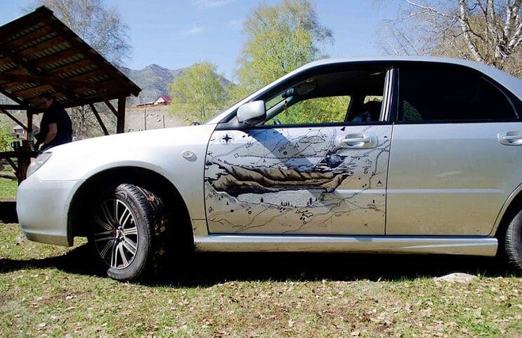 la-manera-mas-artistica-y-original-de-solucionar-los-golpes-en-tu-carro-obra