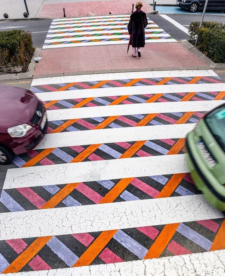 madrid-convierte-sus-lineas-peatonales-en-coloridas-obras-de-arte-carros