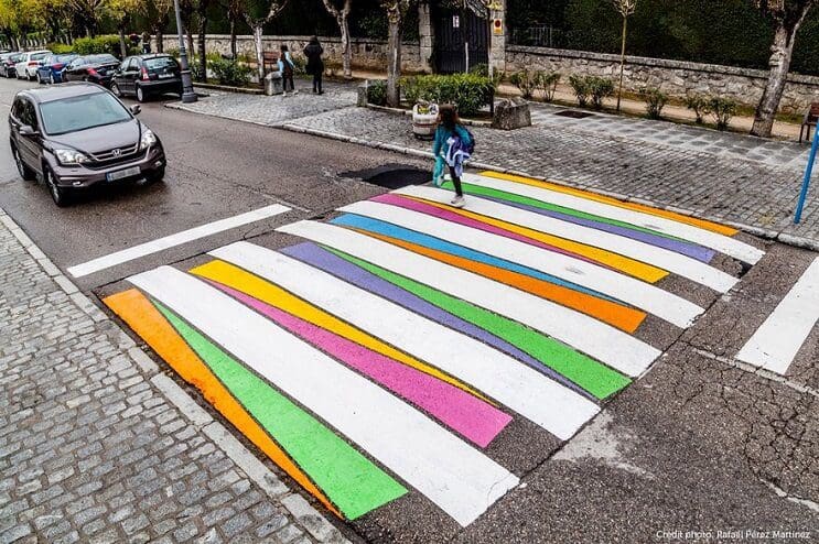 madrid-convierte-sus-lineas-peatonales-en-coloridas-obras-de-arte-peaton