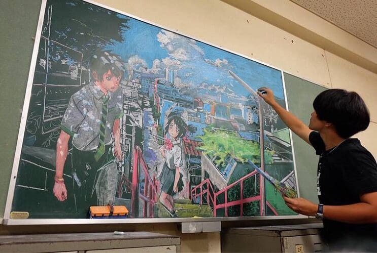 profesor-japones-incentiva-a-sus-alumnos-haciendo-obras-de-arte-en-su-pizarra-mangas