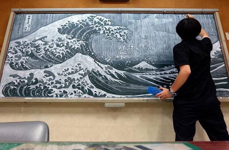 profesor-japones-incentiva-a-sus-alumnos-haciendo-obras-de-arte-en-su-pizarra-olas