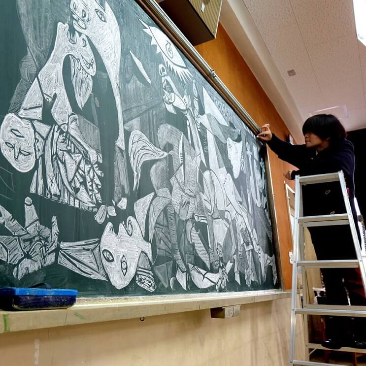 profesor-japones-incentiva-a-sus-alumnos-haciendo-obras-de-arte-en-su-pizarra-pablo-picasso