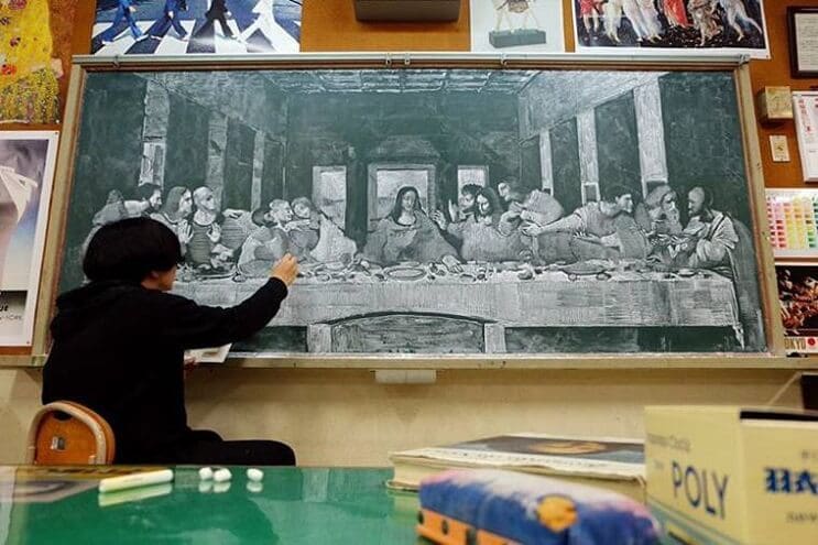 profesor-japones-incentiva-a-sus-alumnos-haciendo-obras-de-arte-en-su-pizarra-ultima-cena