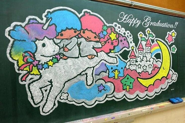 profesor-japones-incentiva-a-sus-alumnos-haciendo-obras-de-arte-en-su-pizarra-unicornios