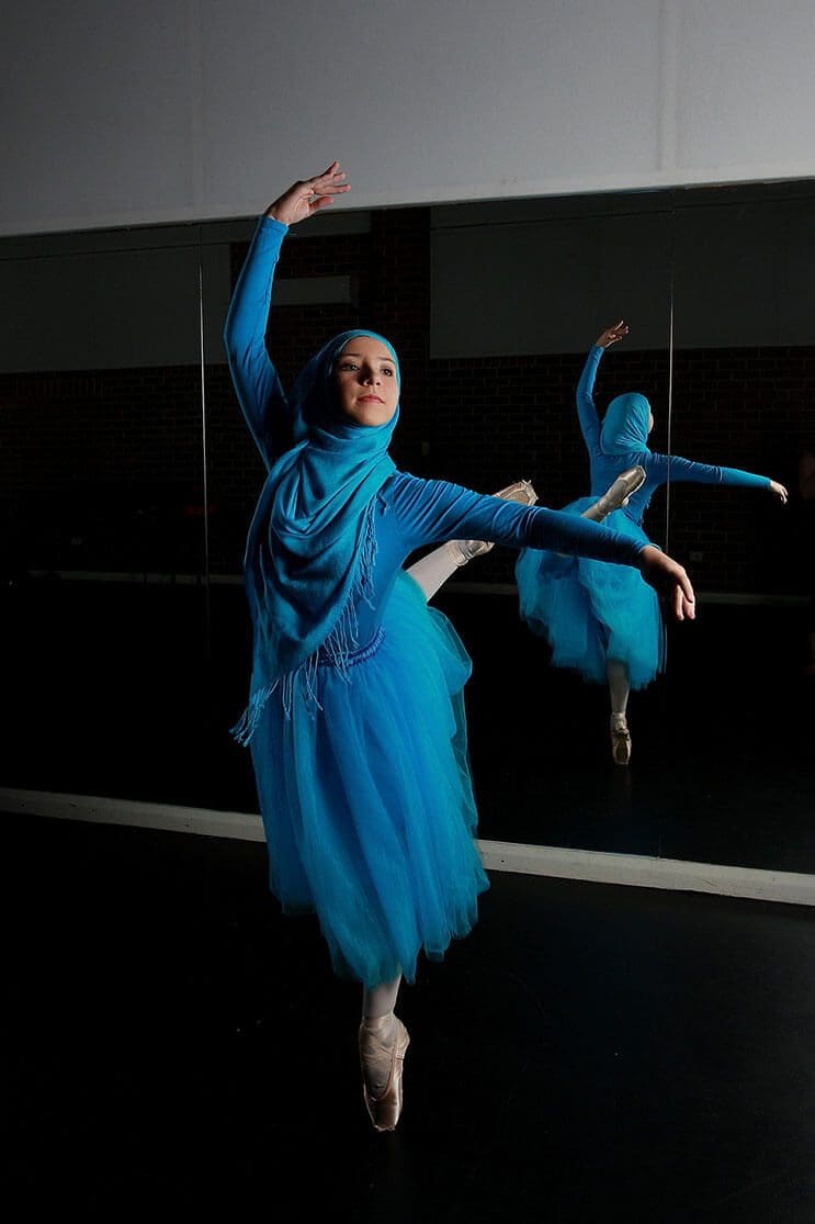 bailarina-con-un-hiyab-nos-muestra-como-esta-danza-y-la-cultura-pueden-emerger-3