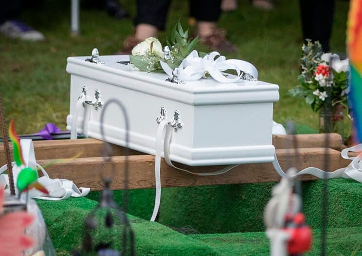 cientos-de-personas-acudieron-al-funeral-de-esta-nina-que-fue-dejada-a-su-suerte-en-plena-calle-1