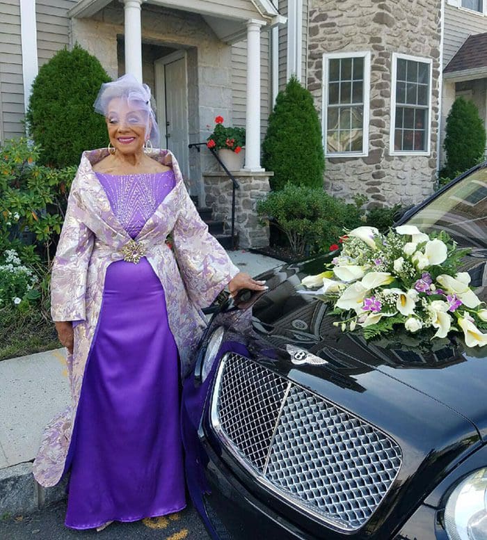 esta-abuela-se-volvio-a-casar-a-los-86-anos-con-un-vestido-hecho-por-ella-misma-vehiculo