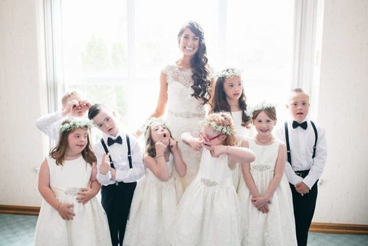 profesora-de-alumnos-con-sindrome-de-down-hace-con-ellos-los-pajes-mas-adorables-para-su-boda-1