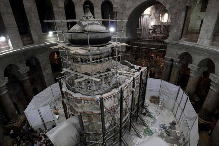 tras-estar-por-5-siglos-cerrada-la-tumba-de-cristo-ha-sido-reabierta-cupula