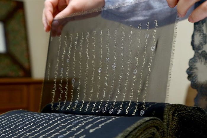 esta-artista-reescribio-el-coran-con-oro-tejiendolo-a-mano-durante-tres-anos-mahoma