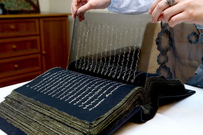 esta-artista-reescribio-el-coran-con-oro-tejiendolo-a-mano-durante-tres-anos-seda