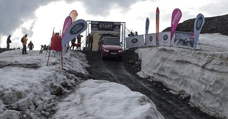 land-rover-hizo-una-hazana-en-los-alpes-que-no-creeras-partida