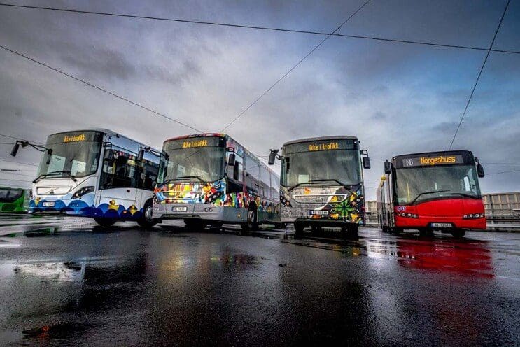 autobuses-convertidos-en-originales-muestras-de-arte-andante-liensos