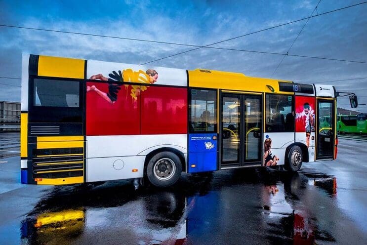 autobuses-convertidos-en-originales-muestras-de-arte-andante-nino
