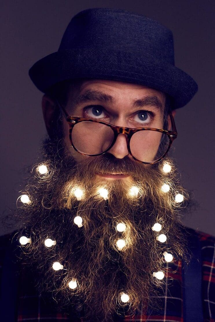 barbas-convertidas-en-arboles-de-navidad-luces