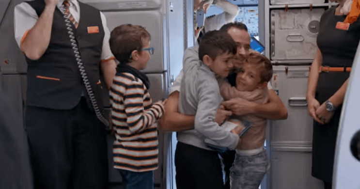 easy-jet-regala-a-un-grupo-de-ninos-la-magia-del-primer-vuelo-en-esta-navidad-saludos