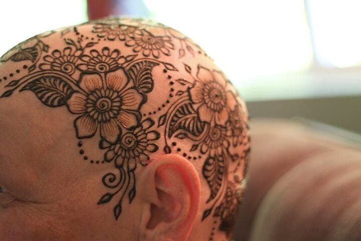 esta-mujer-creas-asombrosas-coronas-de-henna-para-personas-con-cancer-02
