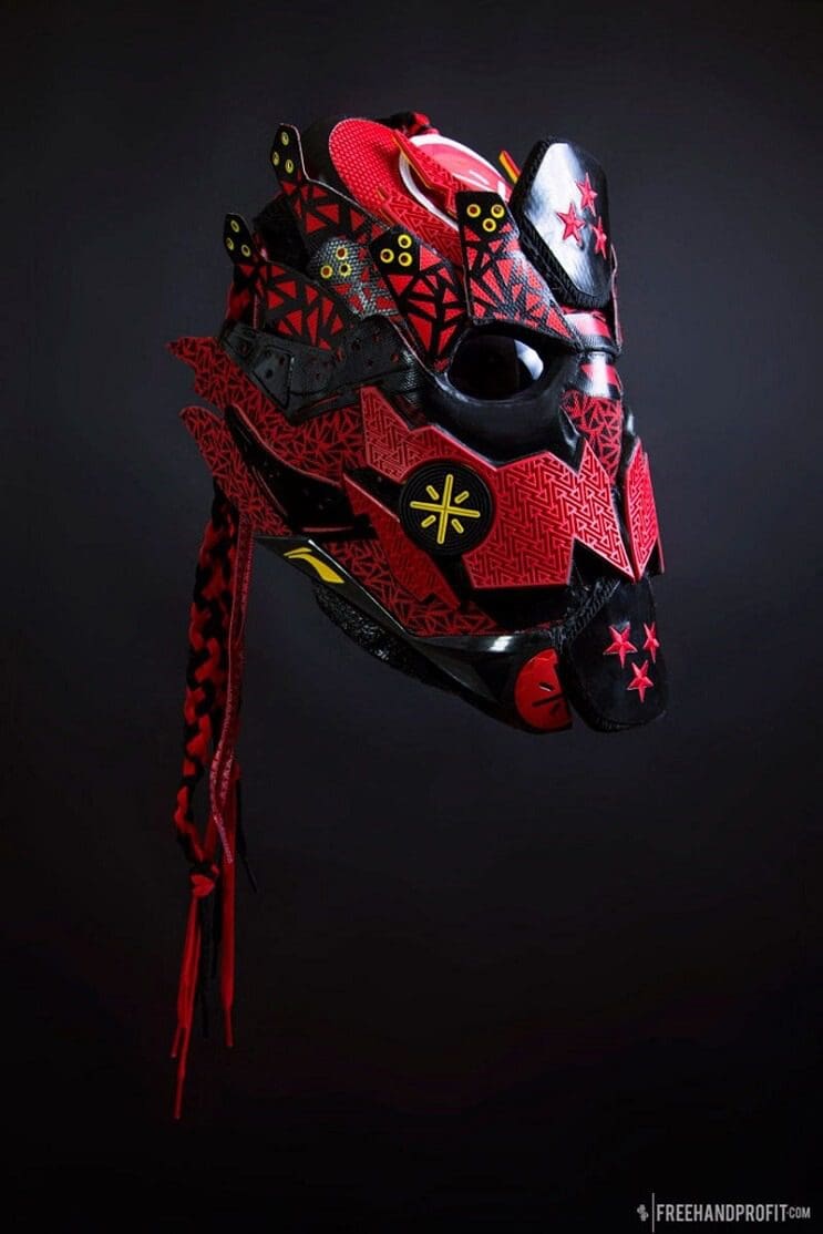 este-artista-convierte-tus-zapatillas-viejas-en-alucinantes-mascaras-samurai
