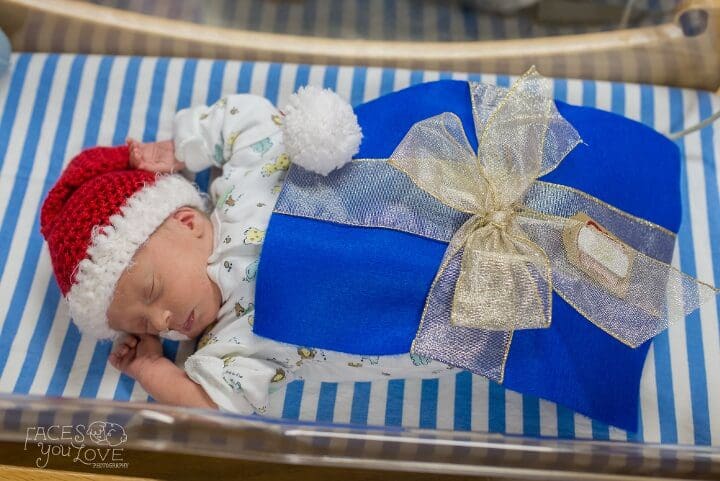 estos-bebes-prematuros-son-envueltos-como-regalos-de-navidad-para-mantenerlos-calientes-azul