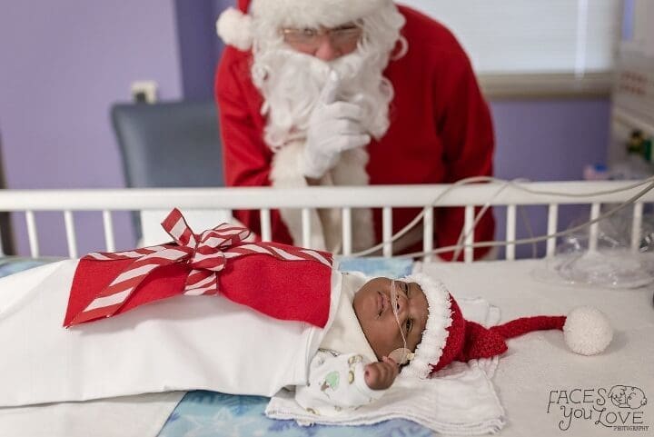estos-bebes-prematuros-son-envueltos-como-regalos-de-navidad-para-mantenerlos-calientes-dormido