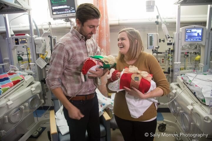 estos-bebes-prematuros-son-envueltos-como-regalos-de-navidad-para-mantenerlos-calientes-mellizos