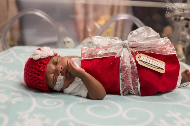 estos-bebes-prematuros-son-envueltos-como-regalos-de-navidad-para-mantenerlos-calientes-rojo