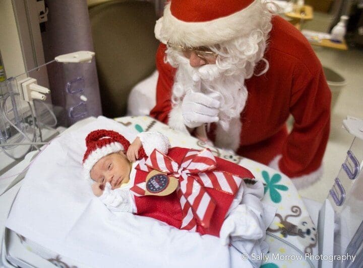estos-bebes-prematuros-son-envueltos-como-regalos-de-navidad-para-mantenerlos-calientes-santa-claus
