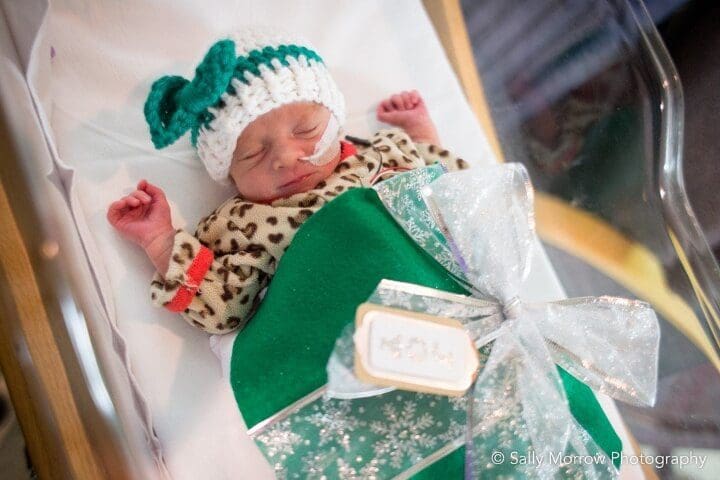 estos-bebes-prematuros-son-envueltos-como-regalos-de-navidad-para-mantenerlos-calientes-verde