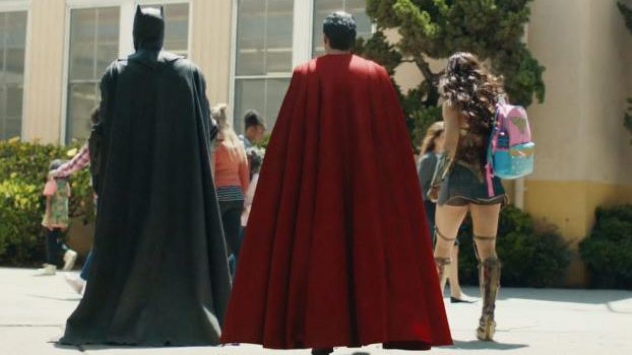 Campaña de Walmart lleva a la Mujer Maravilla, Superman y Batman de regreso  al colegio