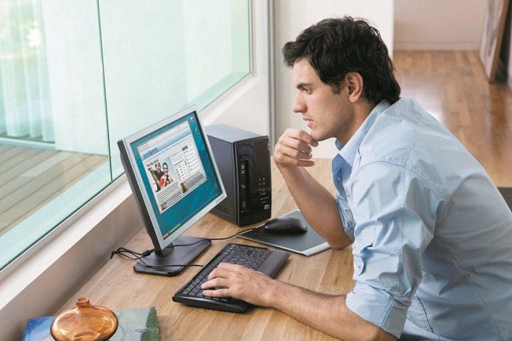 Hombre frente a una computadora