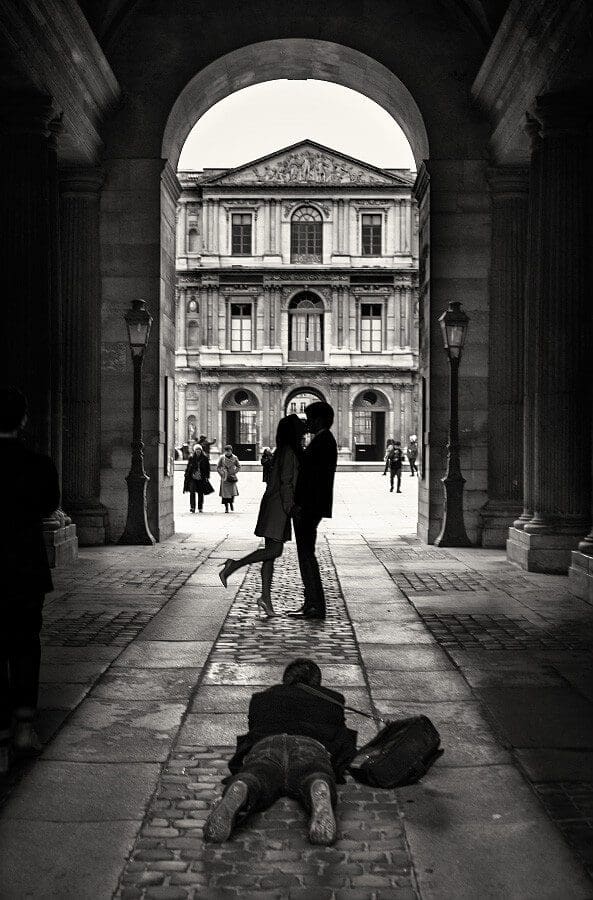 El retrato de una pareja visitando el Louvre, de la fotógrafa española Katy Gómez