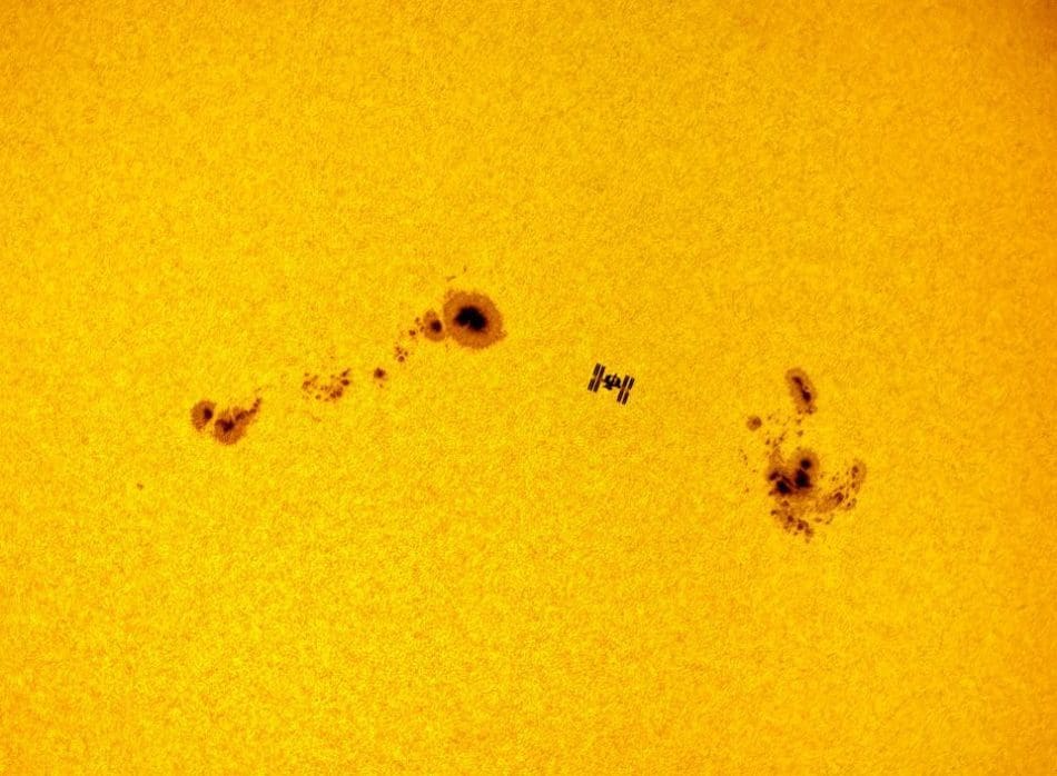La Estación Espacial Internacional (ISS) entre dos manchas solares masivas durante su tránsito solar, astrofotografía
