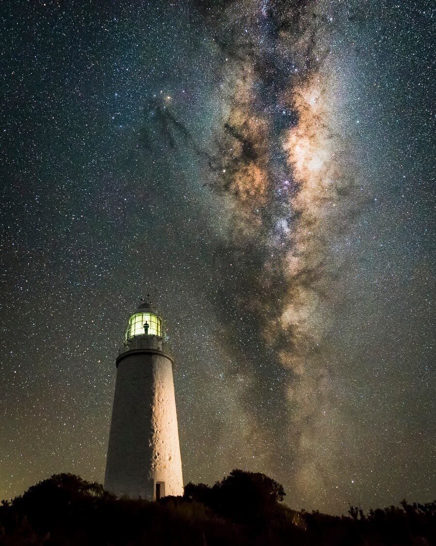 La Vía Láctea se eleva sobre un faro en Tasmania