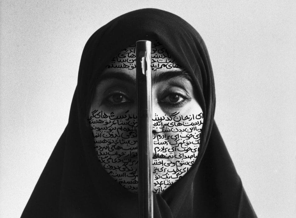 10. Shirin Neshat, una de las mujeres fotógrafas más representativa del arte iraní contemporáneo