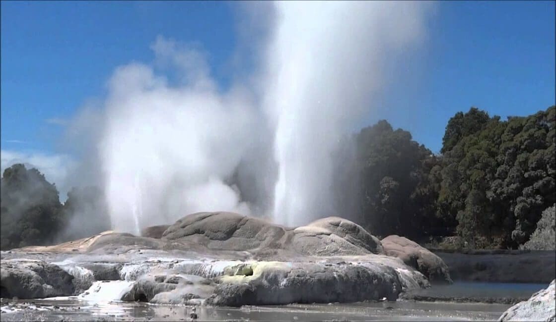 Grandes imágenes de paisajes reales en el Geiser de Rotorua